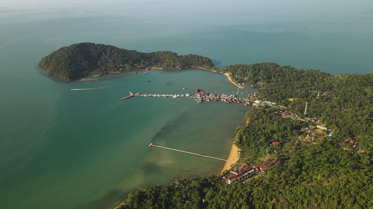 todavía vista aérea muy por encima del muelle de bang bao y la selva tropical de koh chang, tailandia