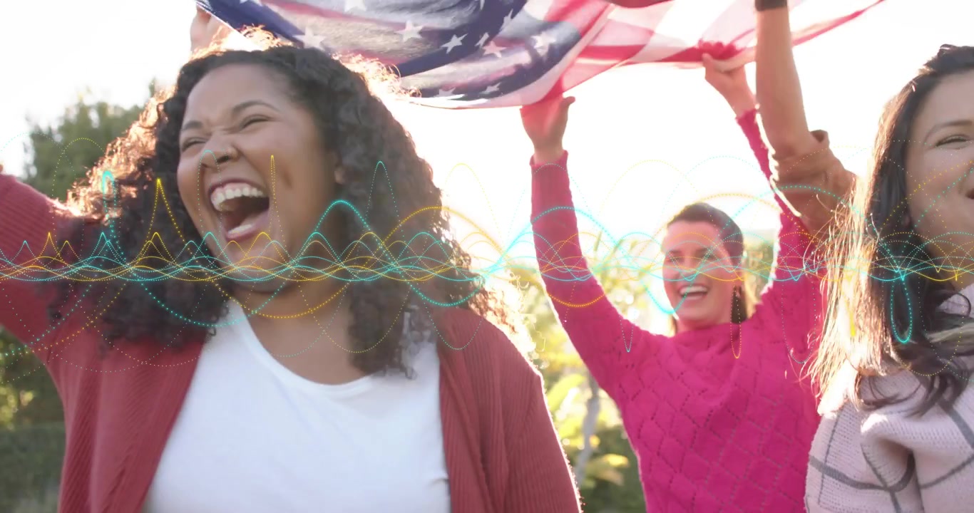 Equipe de marketing segurando bandeira americana erguendo sob reflexo de lente, celebrando com sobreposição de ondas de áudio