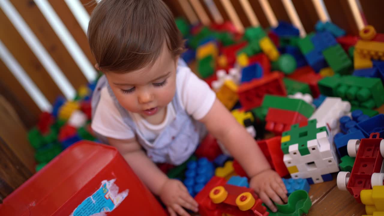 bebé jugando con bloques de juguete