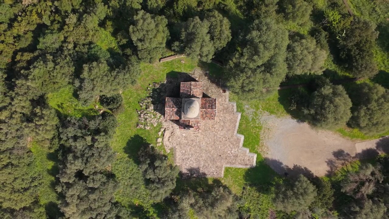 Chiesa bizantina di Sant'Elia di Tattinu in Sardegna, Italia - vista aerea dall'alto