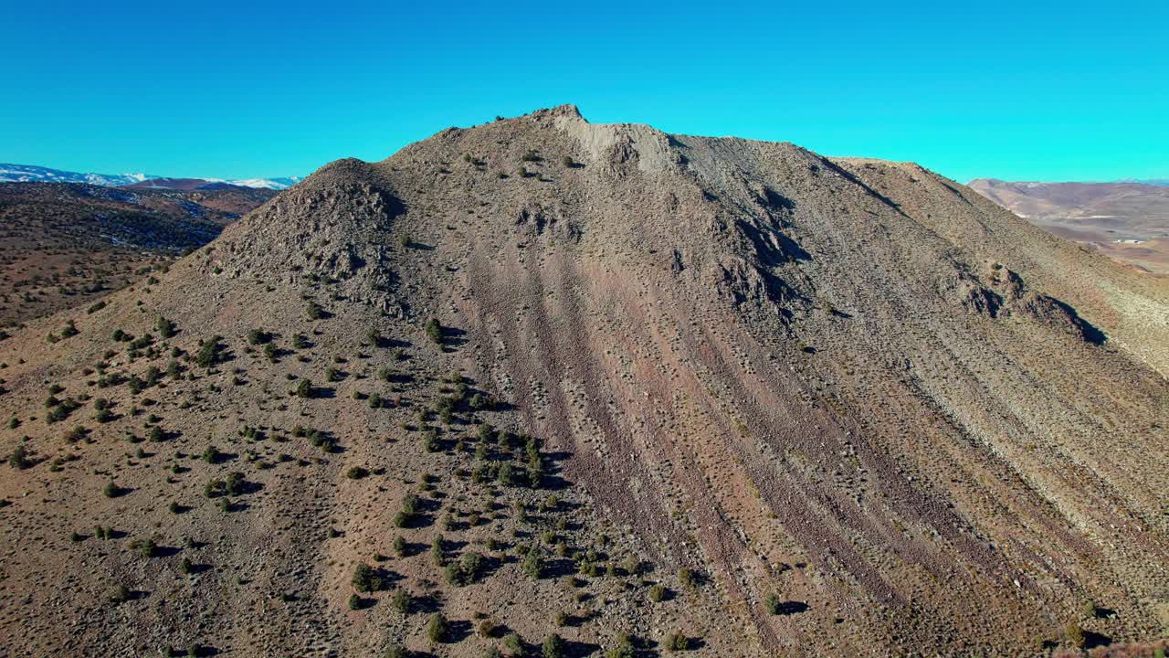 vista aérea sobre el paisaje del suelo del desierto marrón en el monte washington, clima seco y árido de nevada