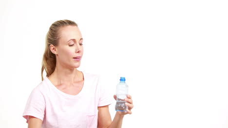 Lächelnde-Sportliche-Frauen-Trinken-Wasser