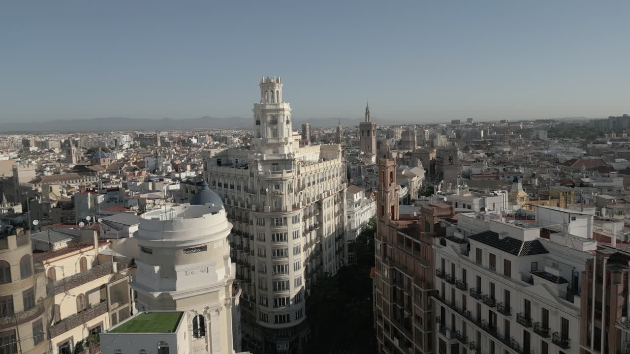 建物の向こうから現れ、スペインのバレンシア市を映し出すドローンショット。