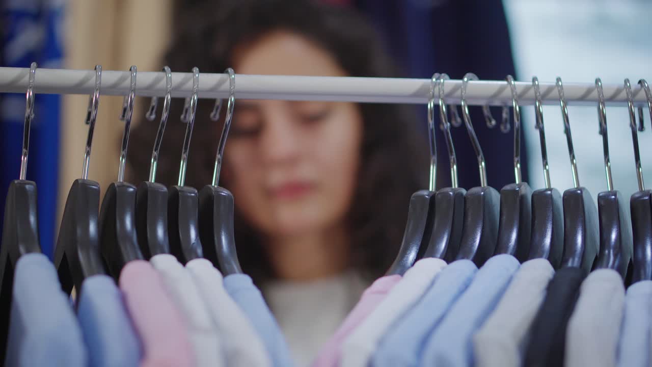 가게 에서 옷 을 고 있는 여자