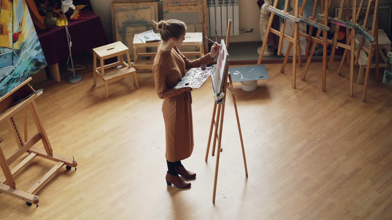 미술 스튜디오 에서 그림 을 그리는 여자