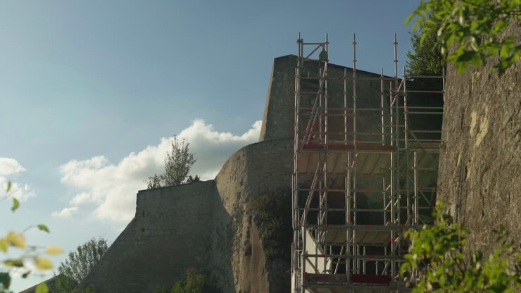 Prioridad de seguridad del ingeniero en andamios en el exterior de edificios históricos