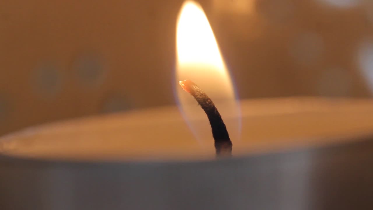 Detail svíčky. Svíčka umístěná vpravo. Romantický valentýnský koncept s místem pro text.