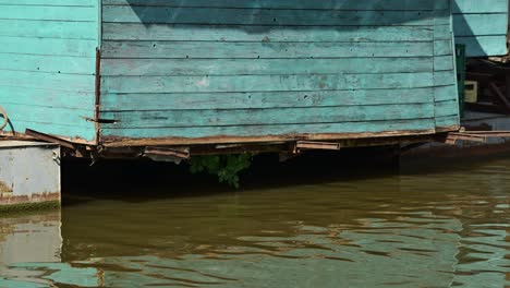 Altes,-Abgenutztes-Hausboot,-Das-Auf-Dem-Fluss-Schwimmt