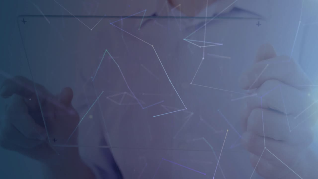 animación de redes de conexiones a través de un empresario tocando una pantalla interactiva en segundo plano