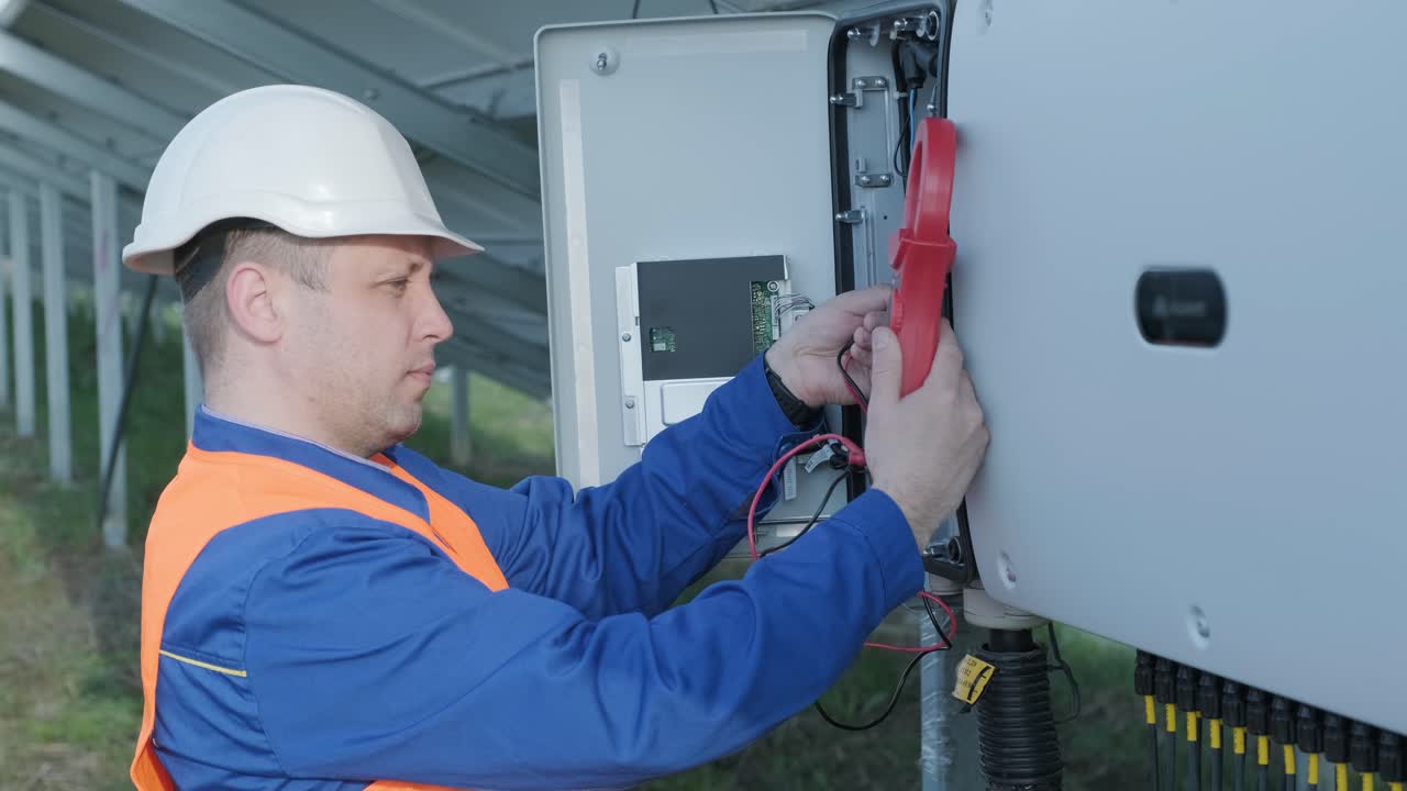 el inspector comprueba el nivel real de tensión de salida del inversor