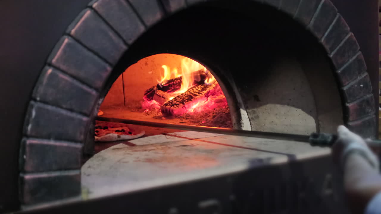Odun Ateşinde Pizza Fırını