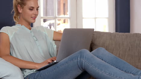 Süße-Blondine-Mit-Laptop-Auf-Der-Couch