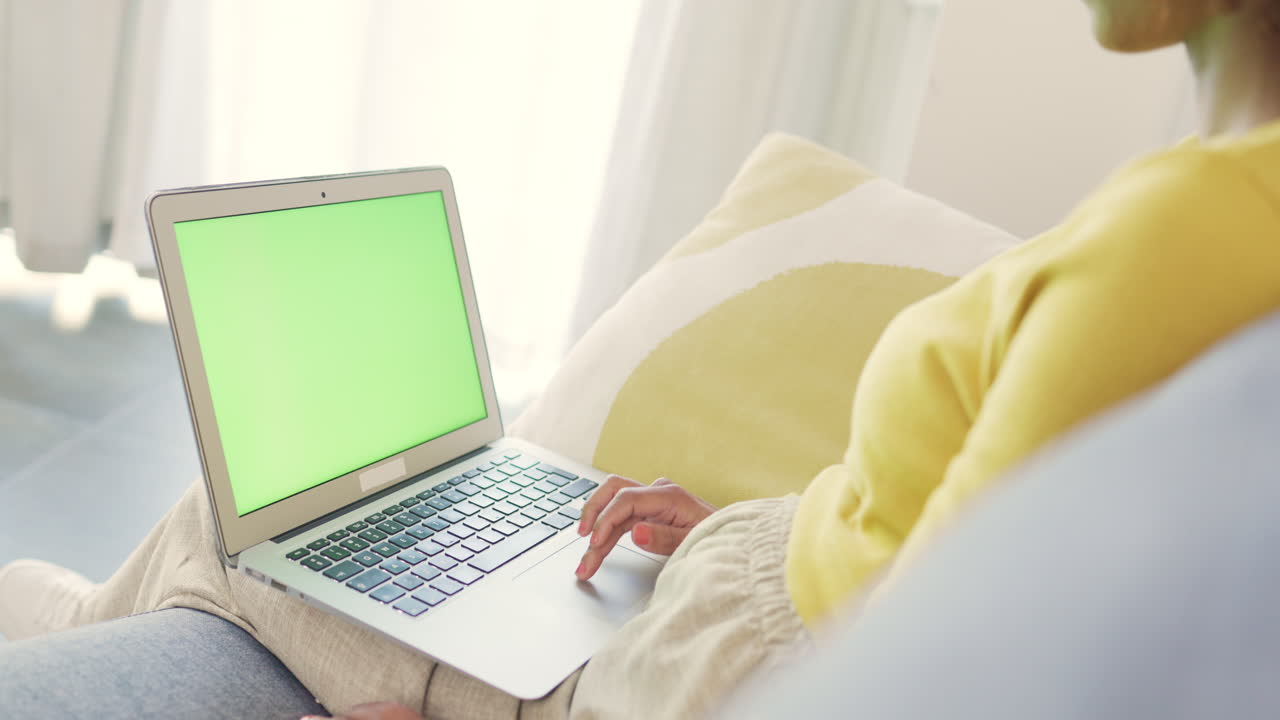 Donna che scorre e naviga online su un portatile