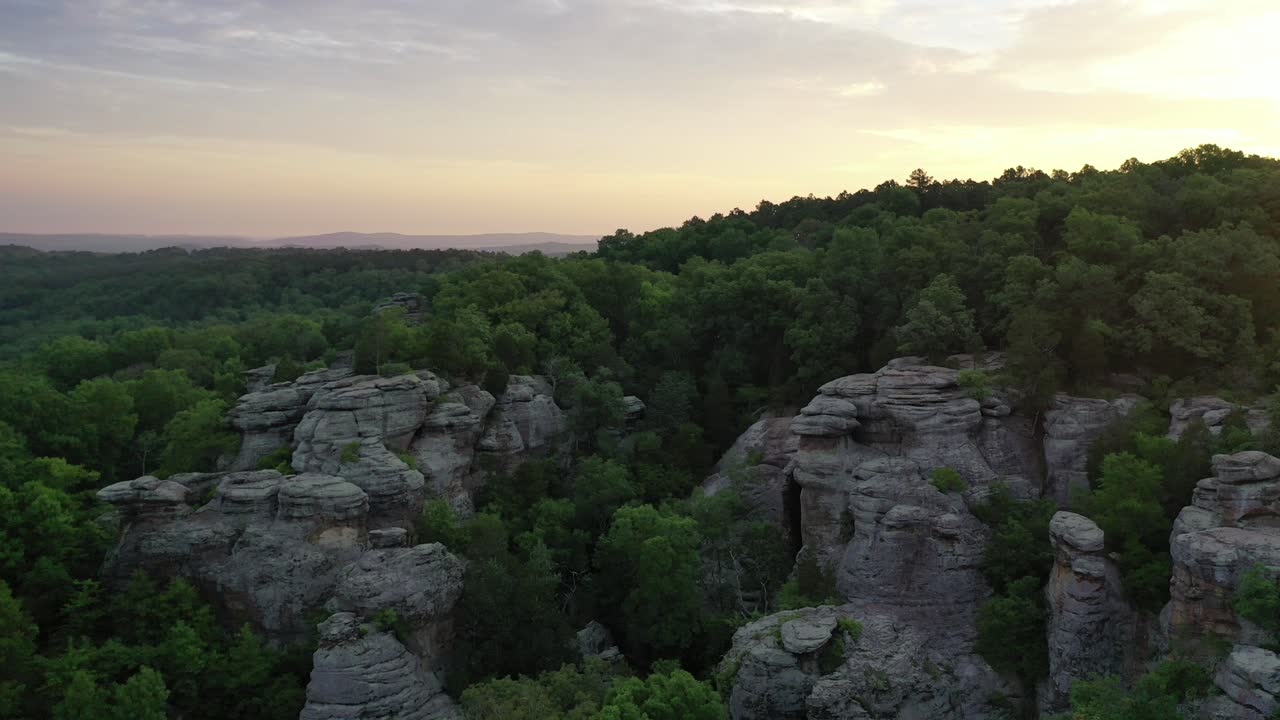 acantilado rocoso cubierto de denso bosque en la vista del amanecer temprano en la mañana