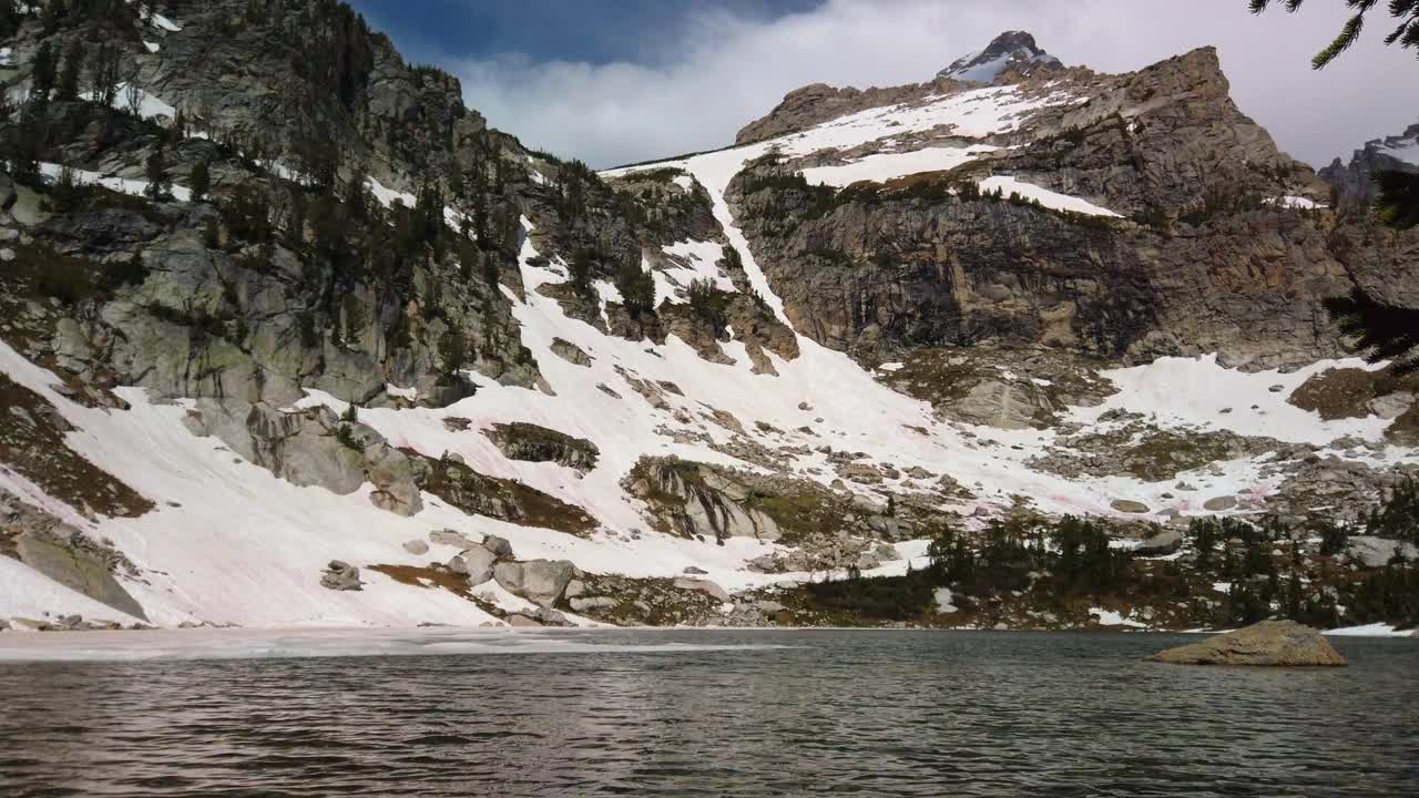 초여름날 그랜드 테톤 국립공원의 배경에 어렴풋이 보이는 그랜드 테톤이 있는 원형극장 호수의 전망
