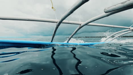 Der-Ausleger-Eines-Bangka-Bootes-Schneidet-In-Zeitlupe-Durch-Das-Wasser