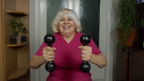 Mujer-Abuela-Madura-Senior-Haciendo-Entrenamiento-De-Levantamiento-De-Pesas-Ejercicio-Con-Mancuernas-En-Casa