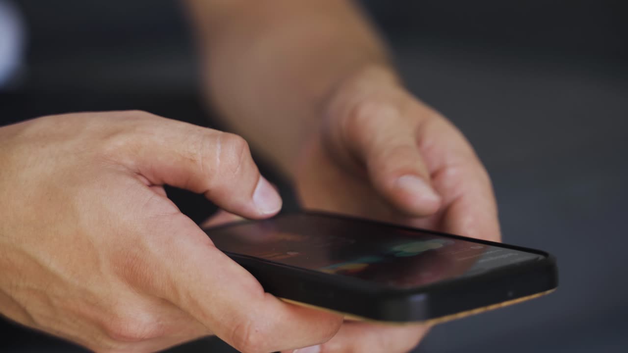 휴대 전화에 입력하는 십대 손의 근접 촬영