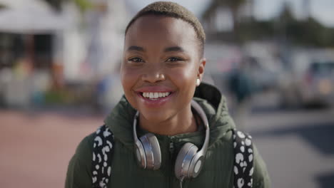 retrato de una joven y hermosa mujer afroamericana riendo alegremente con auriculares