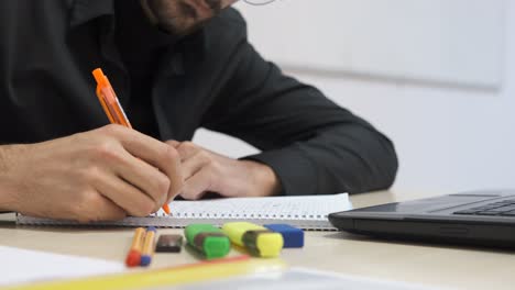 mesa de trabajo de los estudiantes