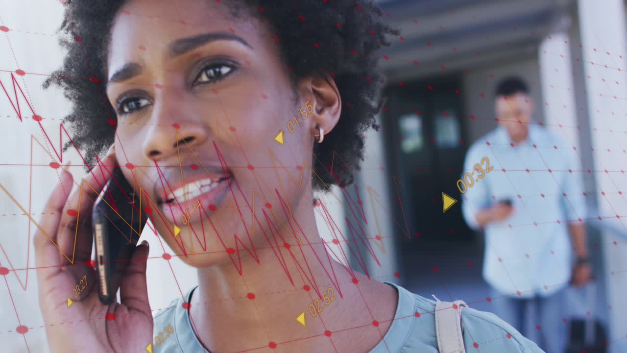 animación del procesamiento de datos financieros sobre una mujer de negocios afroamericana hablando por teléfono inteligente