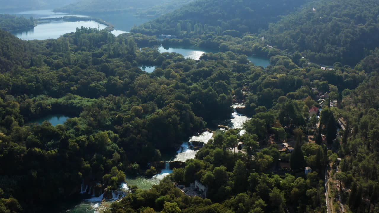 Magnifica vista del Parco Nazionale di Krka e delle cascate in Croazia - ripresa aerea