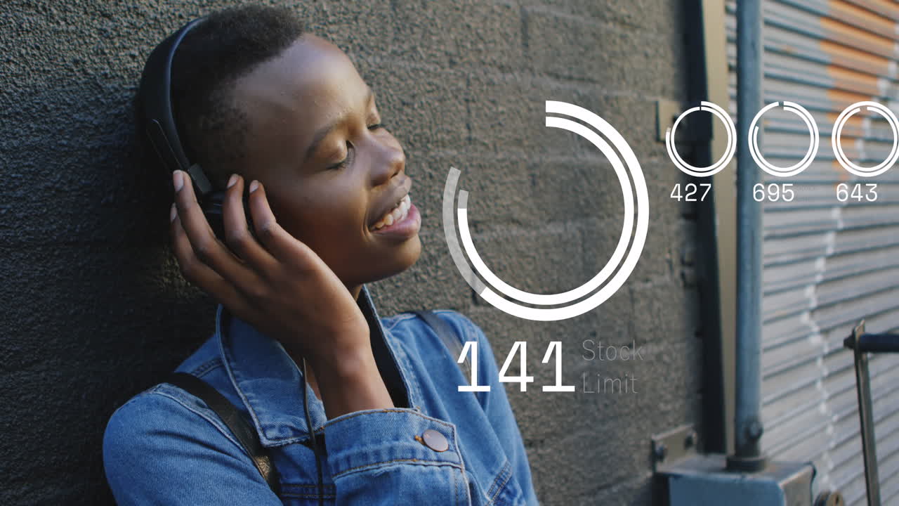 animación de una feliz mujer afroamericana escuchando música sobre círculos de carga