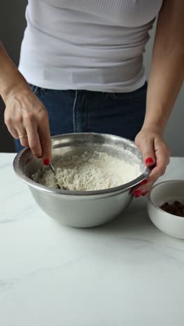 mujer mezclando la masa en un cuenco