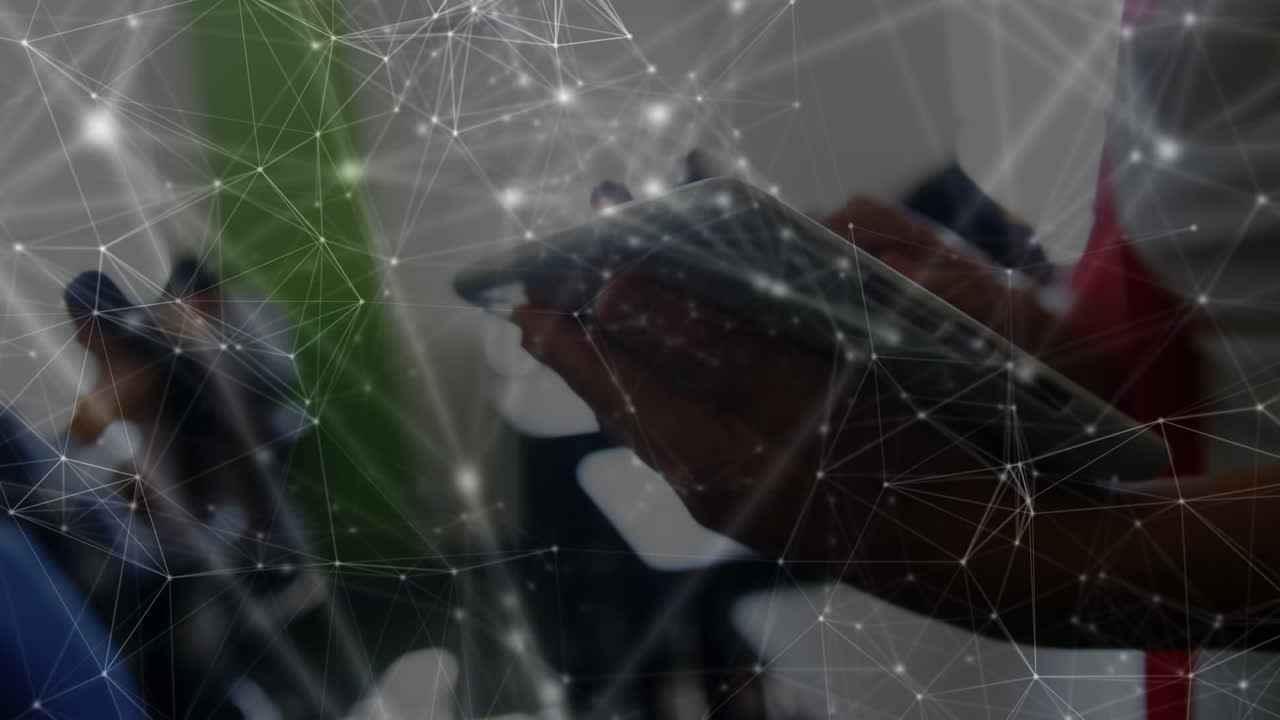 animación de la red de conexiones que se mueve sobre el estudiante utilizando la tableta en el aula