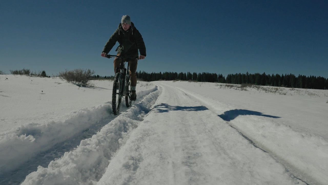 Homme à vélo dans la neige