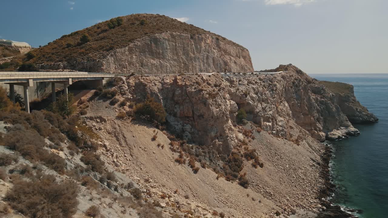 vista reveladora de las colinas costeras en un día azul claro