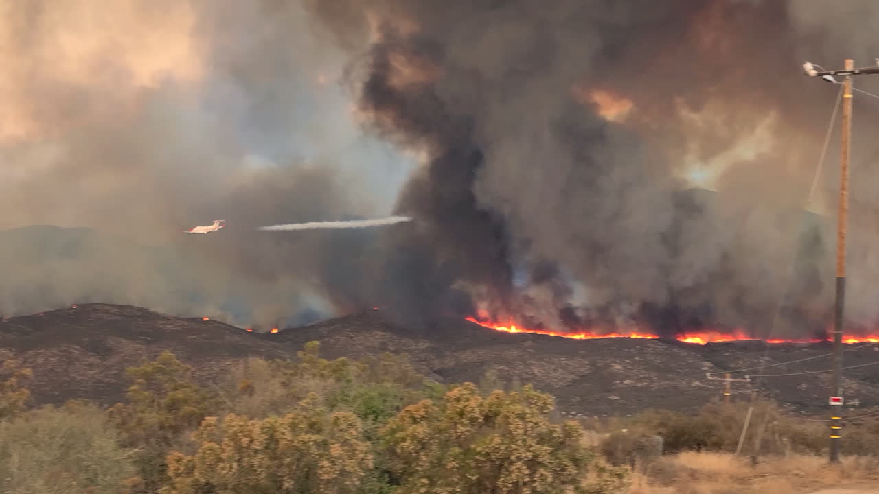 소방관 비행기는 산불에 물 폭탄을 떨어뜨리고, 비행기는 물로 불을 끄고,