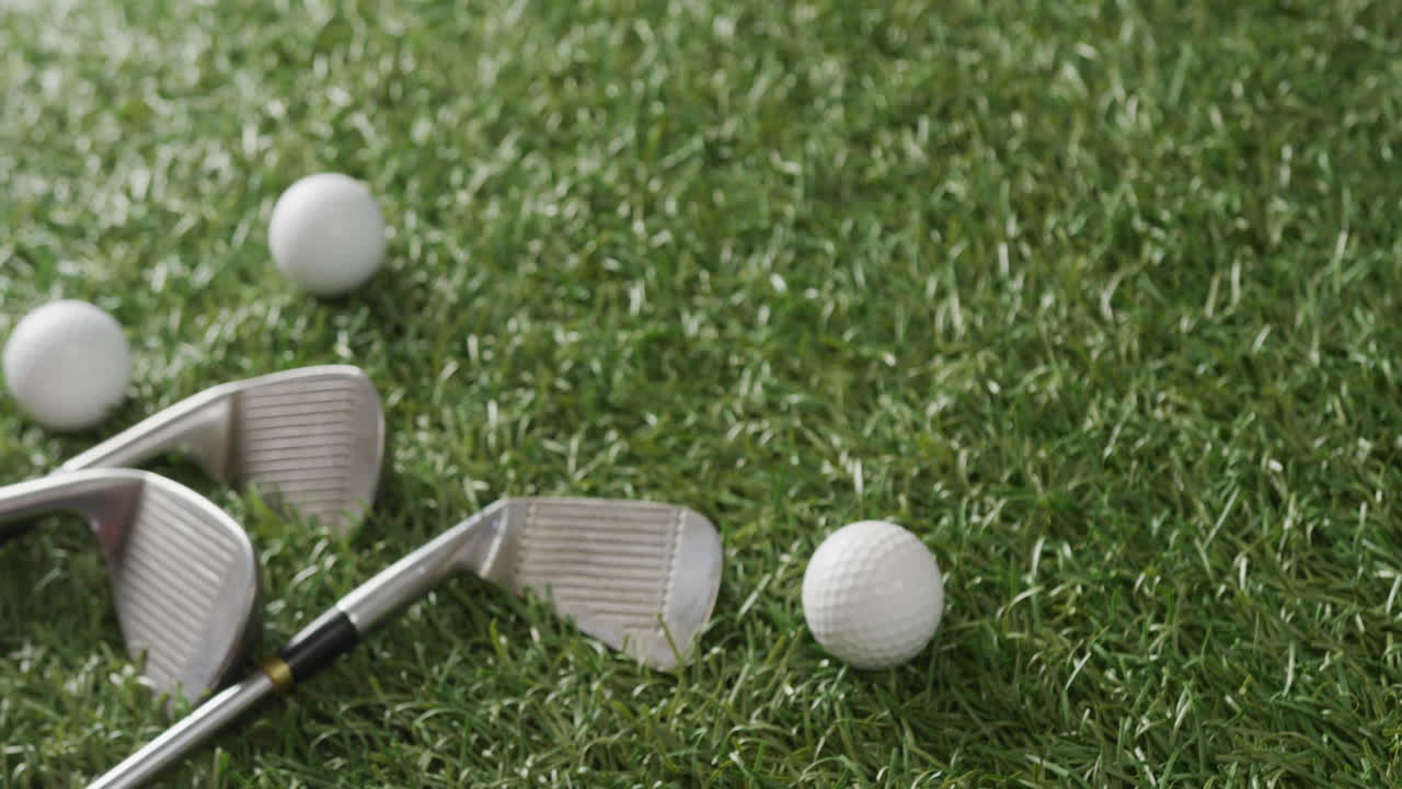 Primo piano di mazze e palline da golf su erba, spazio per il testo, slow motion