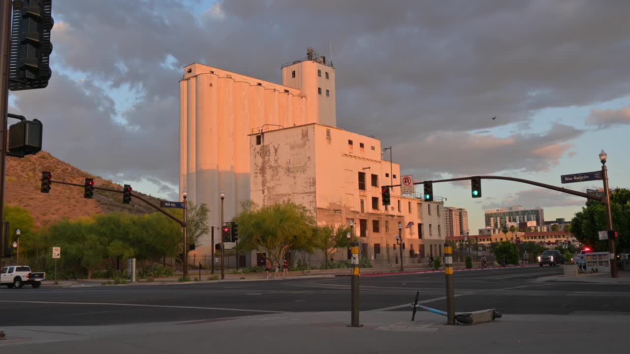 애리조나 주 템페에 있는 헤이든 밀 공장. 해가 지면, 여전히 촬영, 황금 시간