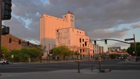 Molino-De-Harina-Hayden-En-Tempe-Arizona-Al-Atardecer,-Tiro-Fijo,-Hora-Dorada