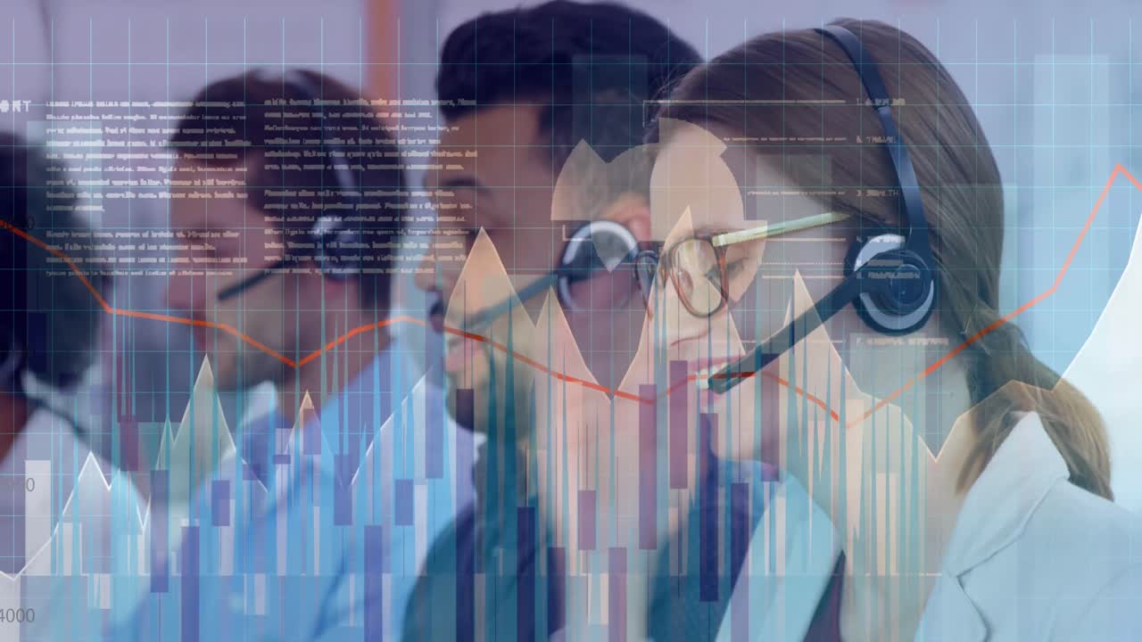 animación del procesamiento de datos sobre diversas personas de negocios que usan auriculares telefónicos