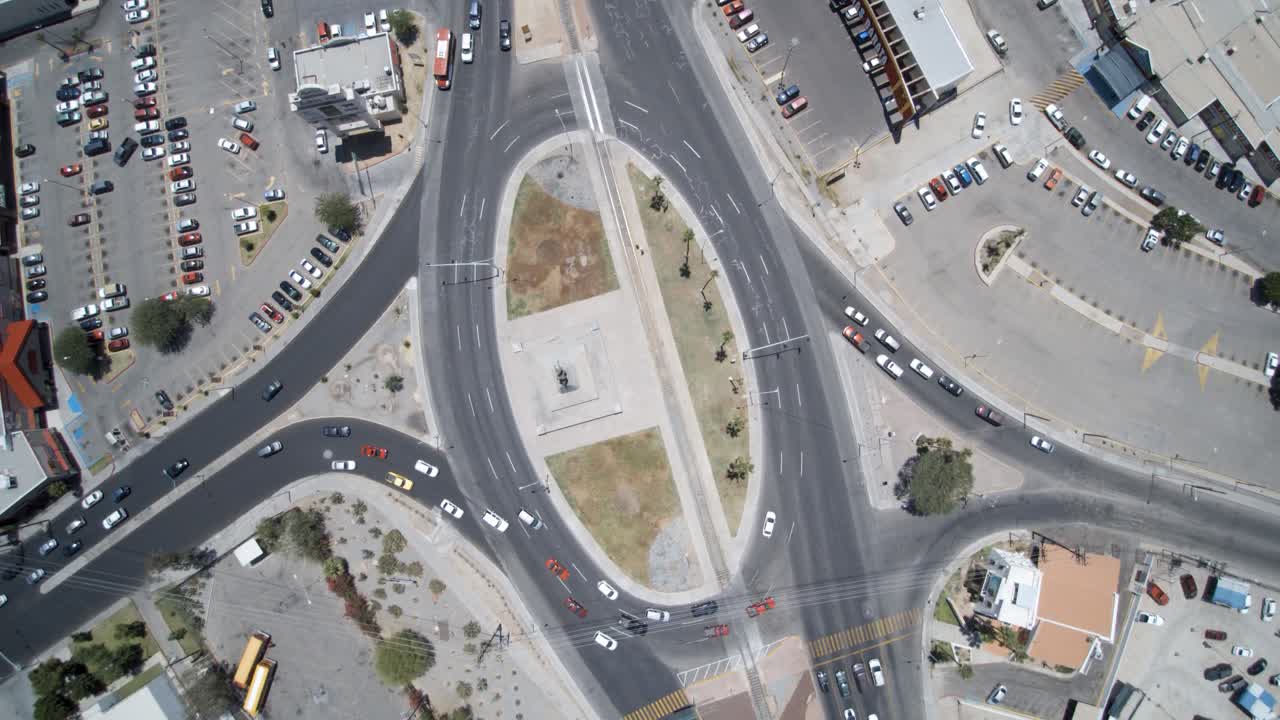 론드어바웃 위로 원을 그리며 올라가는 드론에서 본 세니트 뷰