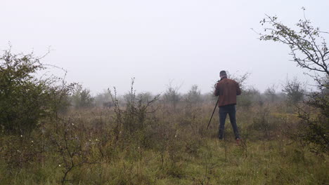 Naturfotograf-Fotografiert-Einen-Einsamen-Bisonbullen-Im-Nebel-Von-Hinten