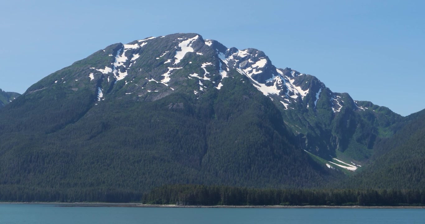 Bellissime montagne innevate intorno a Juneau, Alaska, in estate.