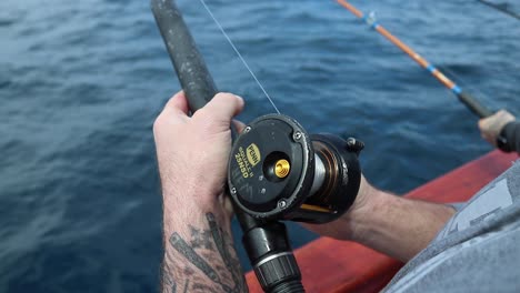 enrollando un carrete de pesca en cámara lenta