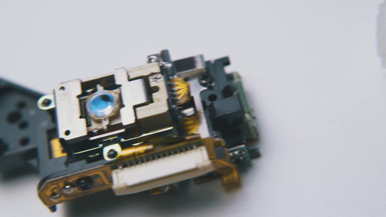 위의 움직임 세부 사항과  ⁇ 색 배경에 레이저 헤드