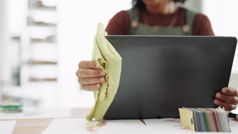 covid, trapo y una mujer de negocios de limpieza