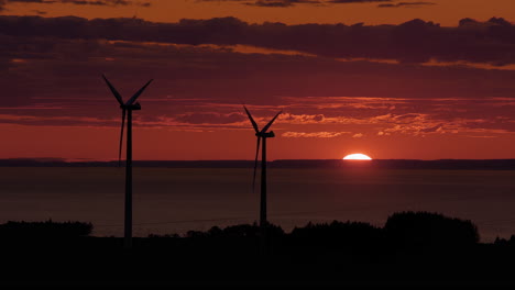 Synchronisierte-Windturbinen-Silhouette,-Die-Grüne-Energie-Produziert