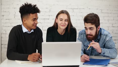 grupo de jóvenes profesionales de etnias mixtas sonriendo mientras tienen una reunión de negocios o discusión a través de internet