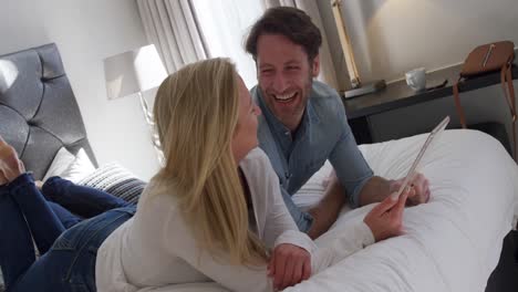 una pareja joven mirando una almohadilla táctil juntos