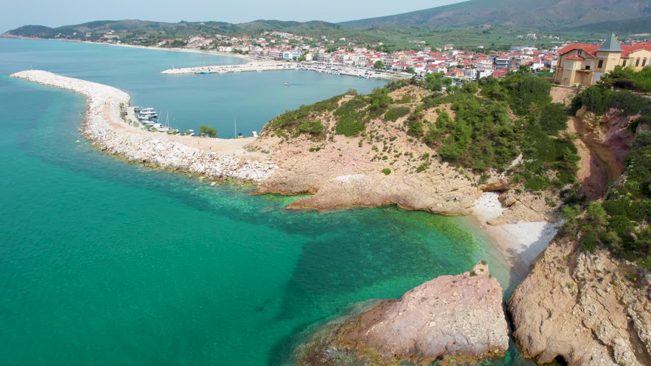 메탈리아 해변 을 내려다보며 웅장 한 바 ⁇ 가 절벽 에 있는 집 을 지나가고, 푸른 물, 푸른 풍경, 타소스 섬, 그리스