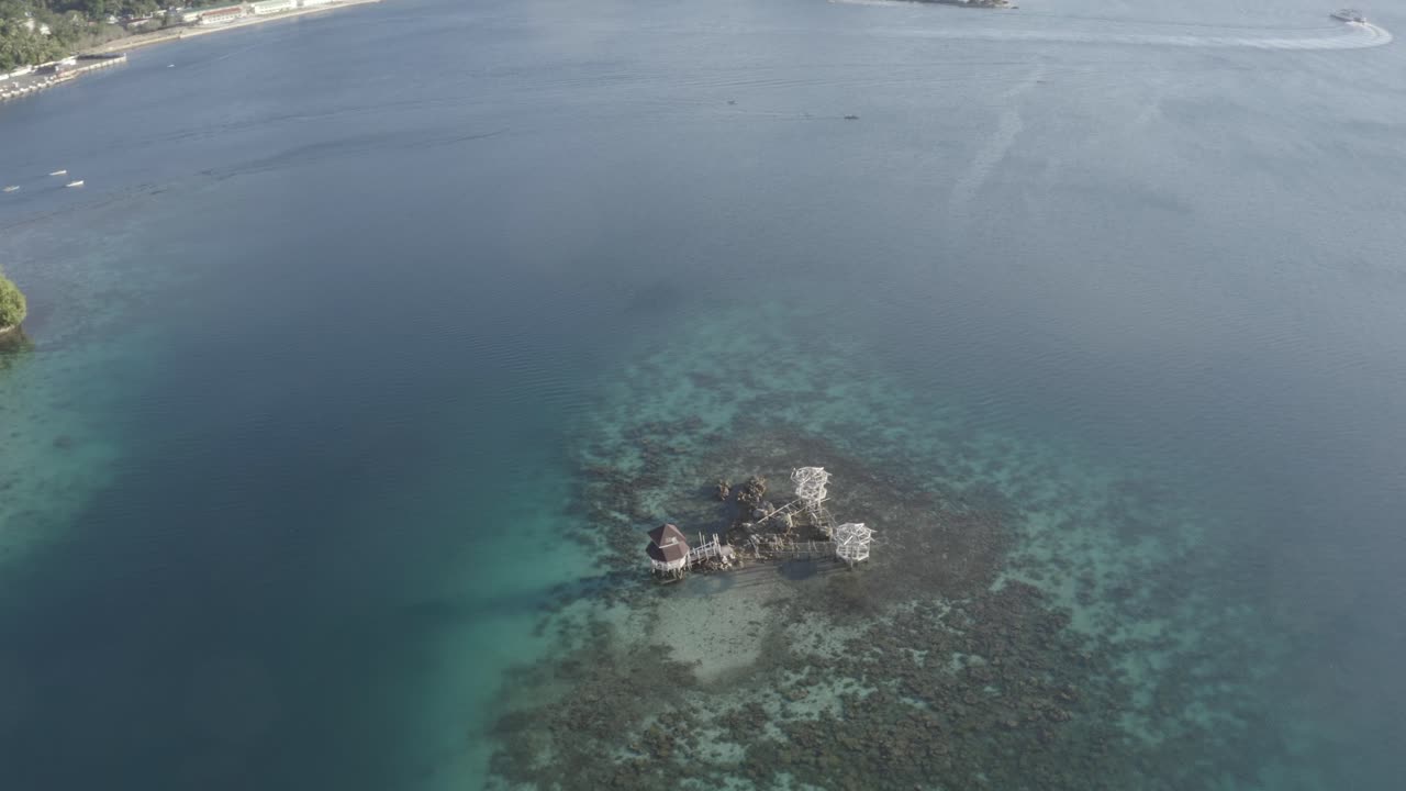 Un lussuoso resort con cottage circondato dall'acqua cristallina e blu vicino all'isola tropicale in estate.