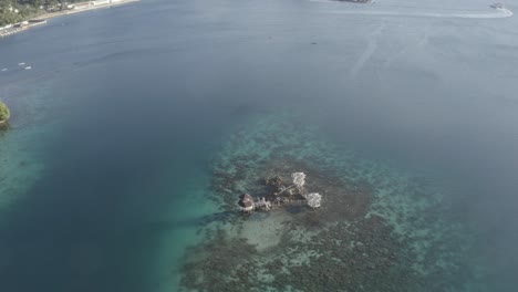 Ein-Luxuriöses-Resort-Cottage,-Umgeben-Von-Kristallklarem,-Blauem-Wasser-Auf-Der-Tropischen-Insel-Im-Sommer