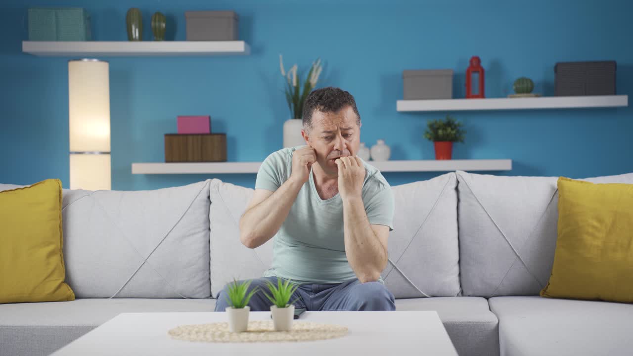 Uomo preoccupato e nervoso