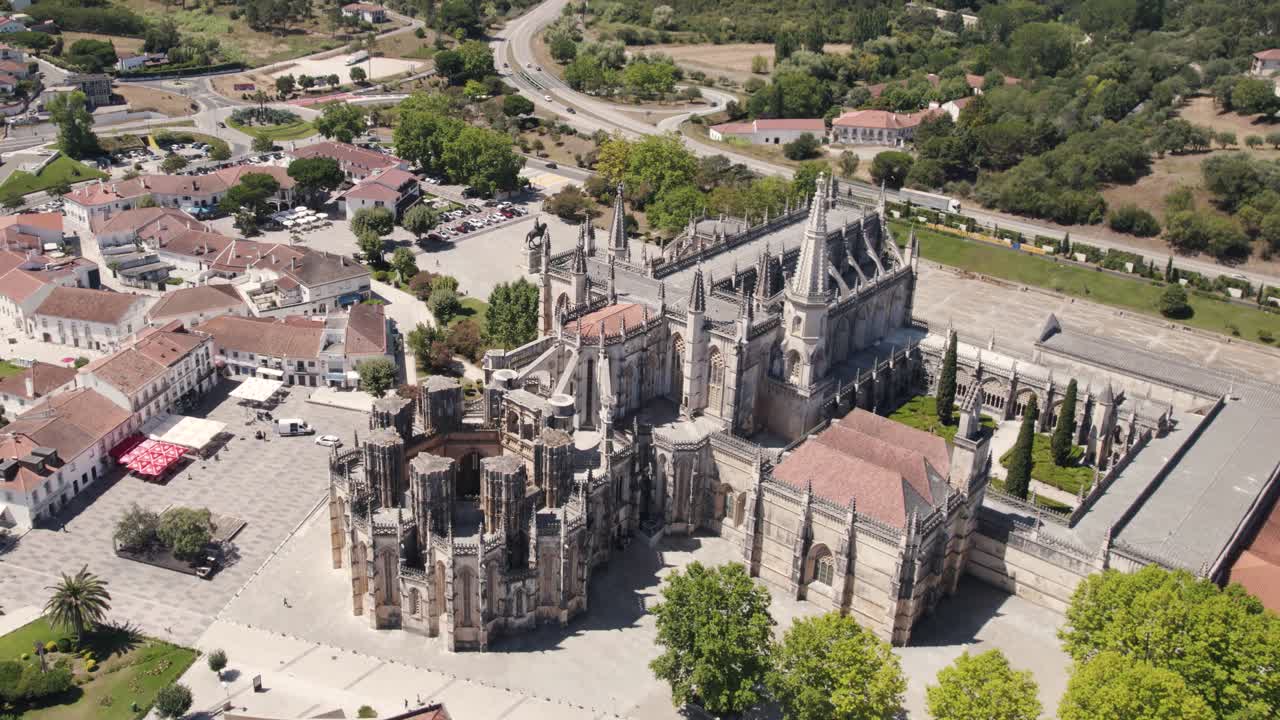 toma aérea descendente del notable complejo de estilo gótico del monasterio de batalha en el centro de portugal